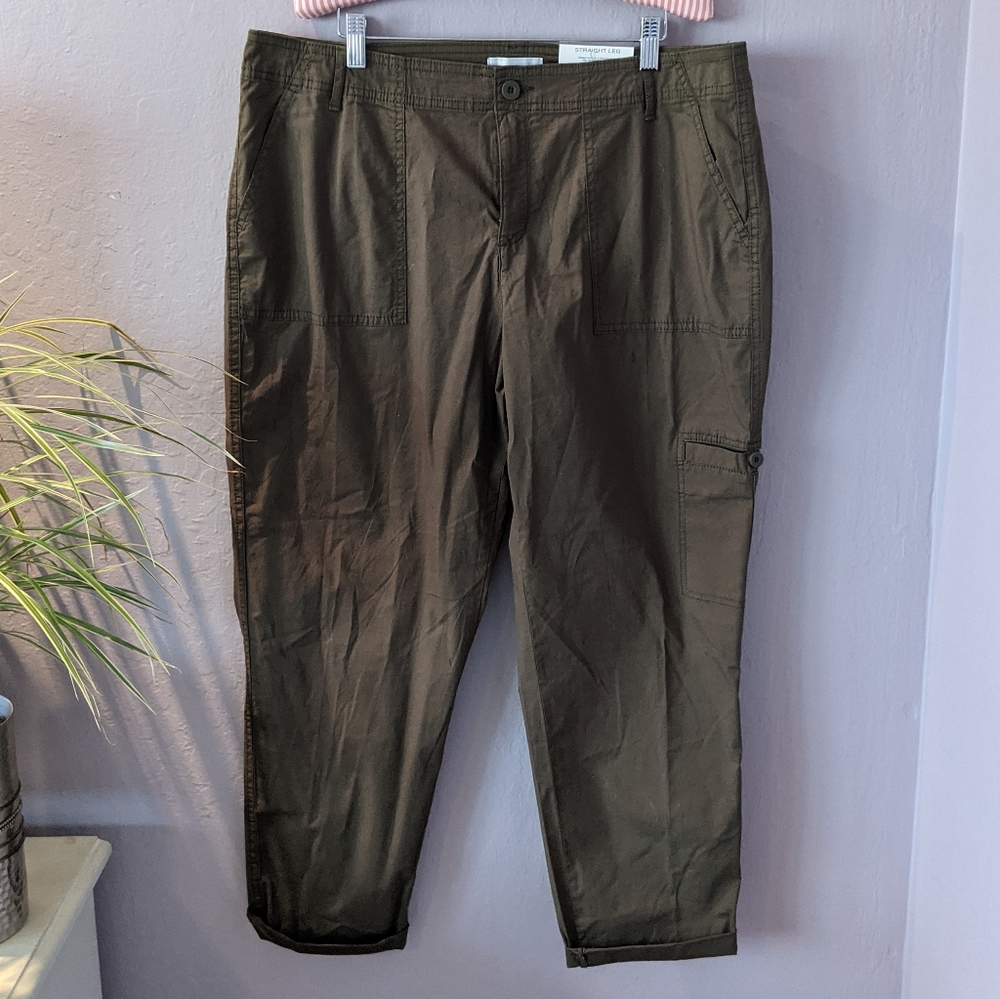Liz Claiborne olive color straight leg Capri, size 14